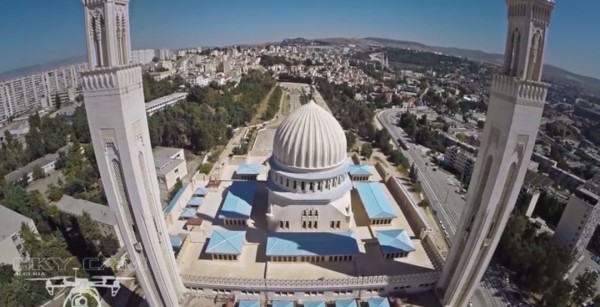 Un drone regarde la nouvelle Mosquée et la Ville